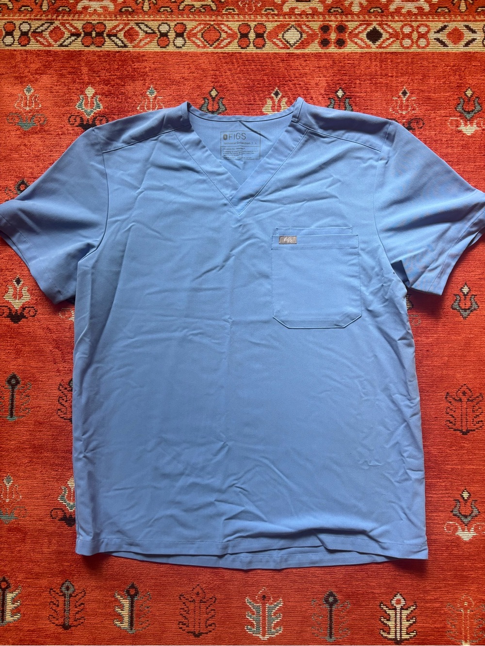 FIGS Men’s V-Neck Scrub Top in Light Blue, size Large